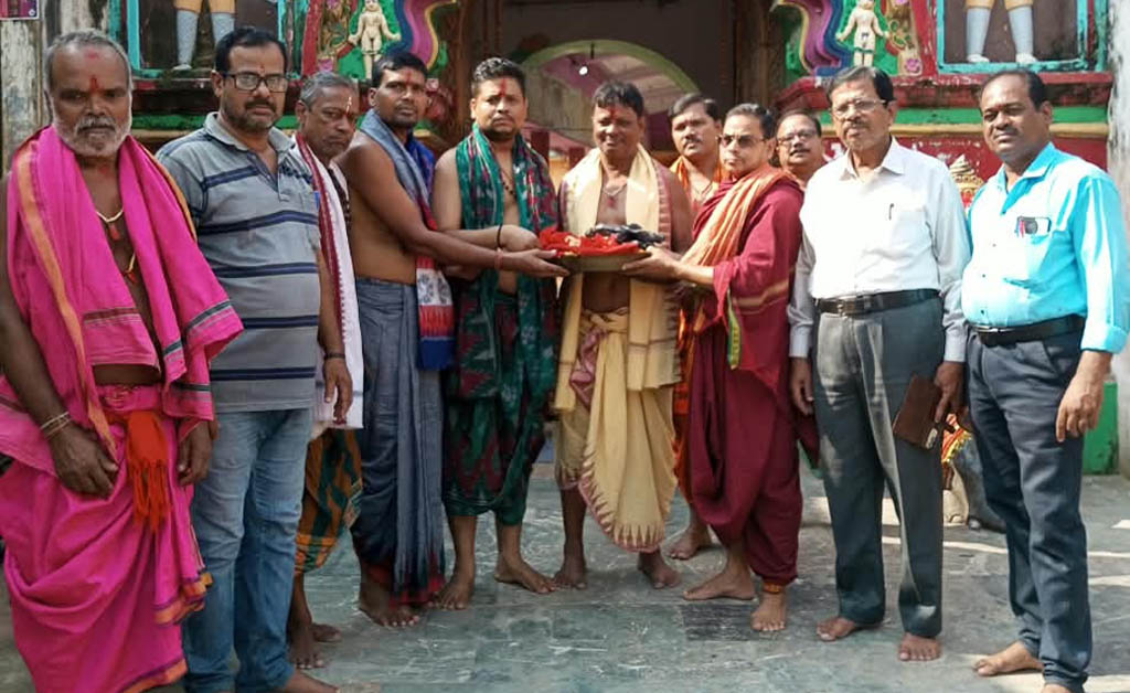 ମା’ ଭଗବତୀଙ୍କ ପୀଠରେ ବାଜିଲା ଶୁଭାରମ୍ଭ ଶଙ୍ଖ କାହାଳୀ: ରାଜାଙ୍କ ନଅରକୁ ଗଲା ପର୍ବ ଅନୁକୂଳ ଗୁଆ ପଇତା ମା' ଭଗବତୀଙ୍କ ପୀଠରେ ବାଜିଲା ଶୁଭାରମ୍ଭ ଶଙ୍ଖ କାହାଳୀ: ରାଜାଙ୍କ ନଅରକୁ ଗଲା ପର୍ବ ଅନୁକୂଳ ଗୁଆ ପଇତା