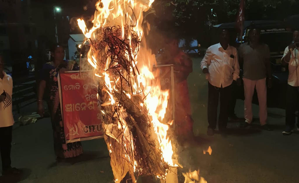 ରଣପୁରରେ ମୁଖ୍ୟ ନିର୍ବାଚନ କମିଶନରଙ୍କ କୁଶପୁତ୍ତଳିକା ଦାହ: SIR ବାତିଲ ଦାବି ରଣପୁରରେ ମୁଖ୍ୟ ନିର୍ବାଚନ କମିଶନରଙ୍କ କୁଶପୁତ୍ତଳିକା ଦାହ: SIR ବାତିଲ ଦାବି