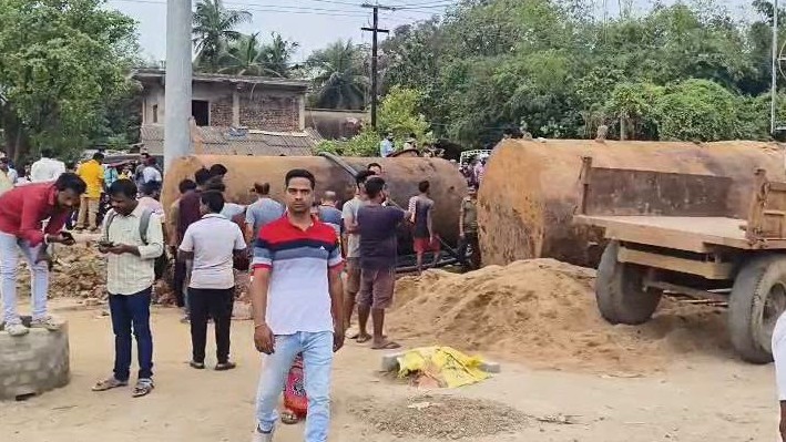 ସତ୍ୟସାଇ ପେଟ୍ରୋଲ ପମ୍ପରେ ବିସ୍ପୋରଣ, ଜଣେ ମୃତ, ସ୍ଥାନୀୟ ଅଞ୍ଚଳରେ ଉତ୍ତେଜନା ବାଲେଶ୍ୱର ଜିଲ୍ଲା ନୀଳଗିରି