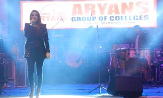Bollywood Singer Mika & Shruti Pathak performed live in Aryans supported Show