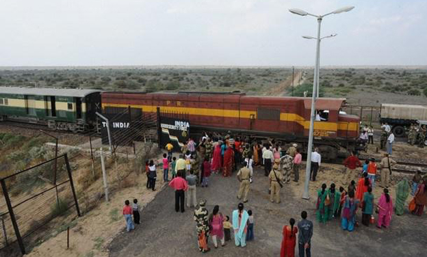 Pakistan suspends train service with India