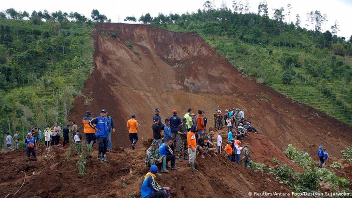 Myanmar landslide: 90 dead at Kachin jade mine