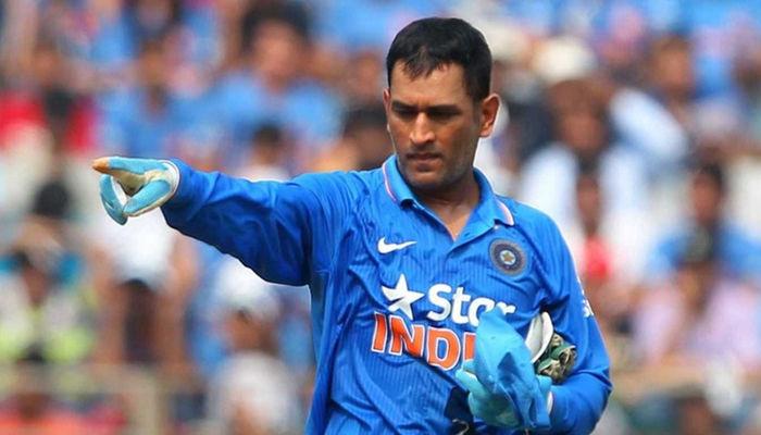 MS Dhoni stops bowler, sets field for Bangladesh while batting !