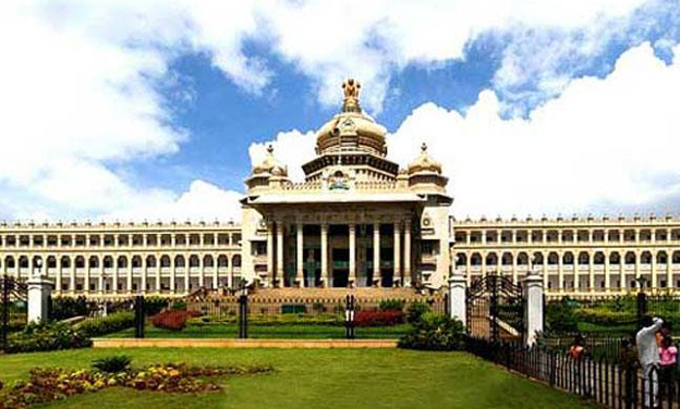 Rebel MLAs rush from Mumbai to meet Karnataka Assembly Speaker as per SC direction