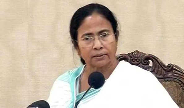 Mamata expresses concern over condition of working journalists;donates land to press club and approves pension for 69 journos