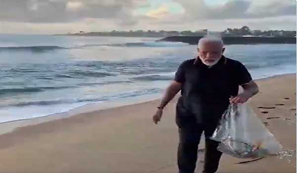 Modi cleans Mahabs beach during morning walk, stresses on keeping public places tidy