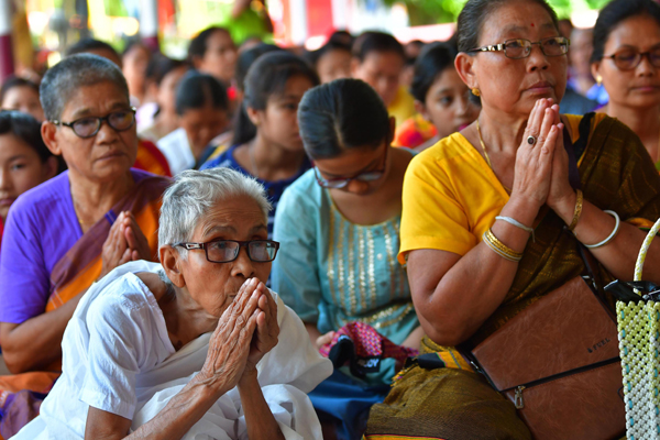 AGARTALA, OCT 20 (UNI):- Buddhist devotees during prayer on the occassion of Kothin Chibor Dan, at a Buddhist temple in Agartala on Sunday. UNI PHOTO-86U