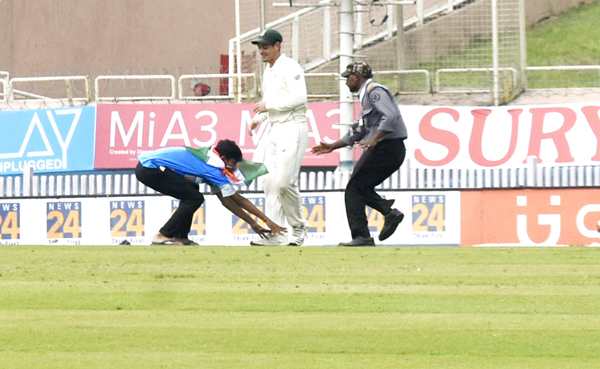 RANCHI, OCT 19 (UNI) A cricket fan touching feet of a South African player as he entered in the ground during 1st day's play of 3rd Test match between India and South Africa, at JSCA Stadium in Ranchi on Saturday. UNI PHOTO-17u