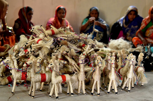 GAZIPUR, Oct. 20, 2019 (Xinhua) -- Women make decor animals from jute ropes at a factory in Gazipur, on the outskirts of Dhaka, Bangladesh, Oct. 20, 2019. Jute is known as the golden fiber in Bangladesh. Many people especially women in parts of Bangladesh earn their livelihood from making and selling of jute handicrafts. Str/Xinhua/UNI PHOTO-23F