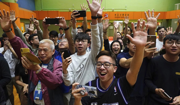 Hong Kong: Pro-democracy bloc sweeps district polls 