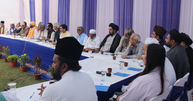 NEW DELHI, NOV 5 (UNI):-Union Minister of Minority Affairs Mukhtar Abbas Naqvi intercating with muslims intellucuals in New Delhi on Tuesday. UNI PHOTO-JA9U