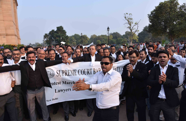 NEW DELHI, NOV 4 (UNI):-Lawyers under the banner of Supreme Court Bar Association participating at a march to India Gate in protest against the police action on lawyers at Delhi's Tees Hazari Court, in New Delhi on Monday. UNI PHOTO-AK11u