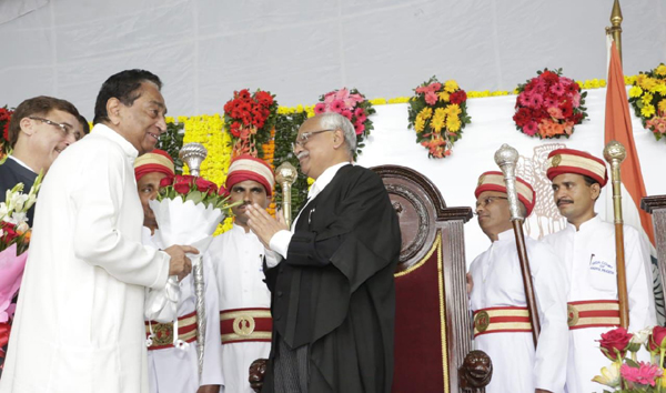 BHOPAL, NOV 3 (UNI):- Newly appointed Chief Justice of Madhya Pradesh High Court Ajay Kumar Mittal being congratulated by the Madhya Pradesh Chief Minister Kamal Nath, in Bhopal on Sunday. UNI PHOTO-33U