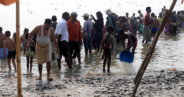 PRAYAGRAJ, NOV 23 (UNI):- People taking holy dip in Ganga river in Prayagraj on Saturday.UNI PHOTO-4U