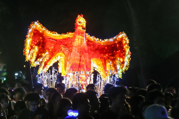 (191213) -- QUEZON, Dec. 13, 2019 (Xinhua) -- Students march with a parade float during the annual Lantern Parade at the University of the Philippines in Quezon City, the Philippines, Dec. 13, 2019. (Xinhua/Rouelle Umali)