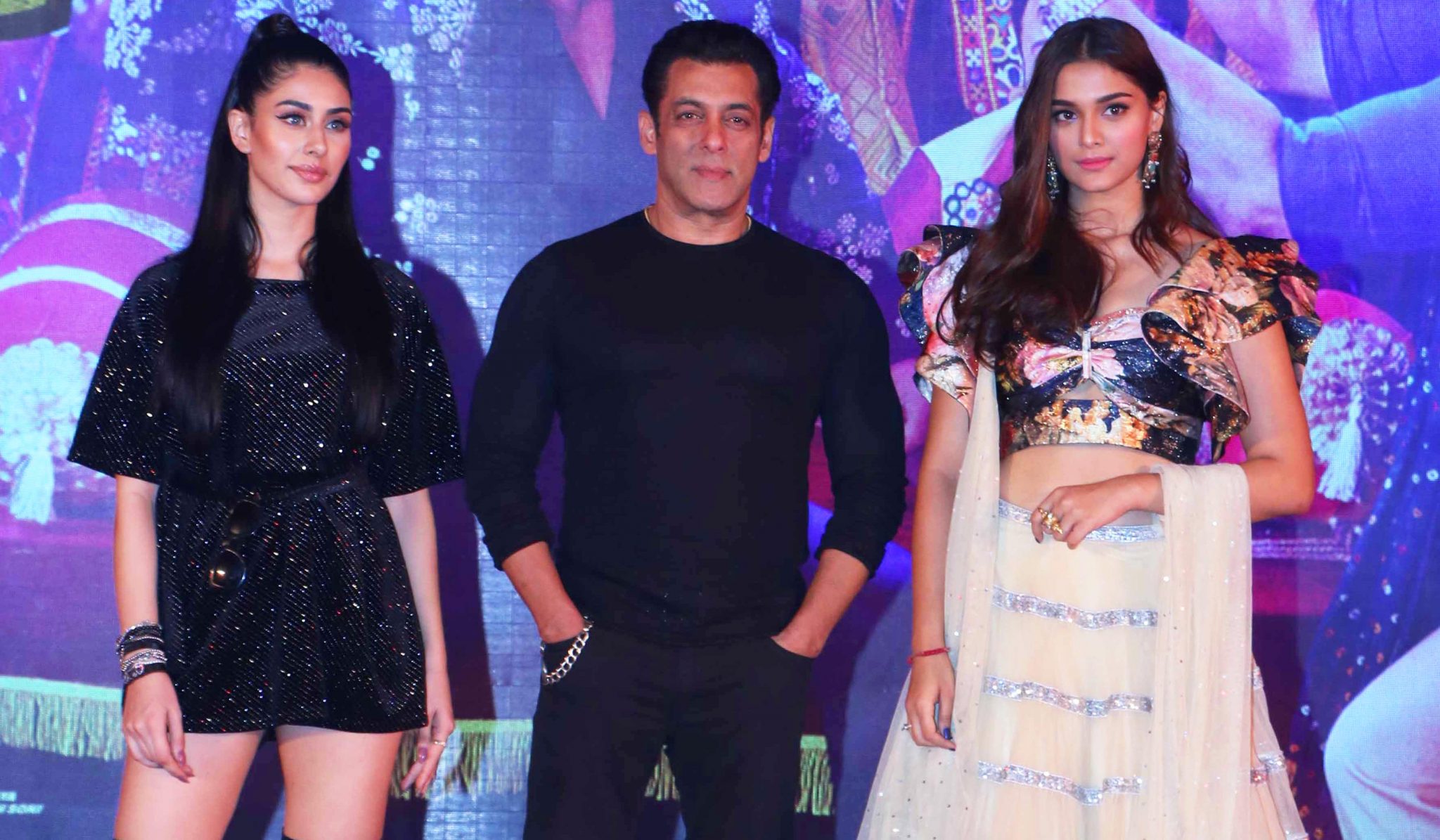 MUMBAI, DEC 1 (UNI):- Bollywood actor Salman Khan with item girls Warina Hussain and Saiee Manjrekar at the launch of Dabangg 3, song Munna Badnaam Hua, in Mumbai on Saturday night. UNI PHOTO-5U
