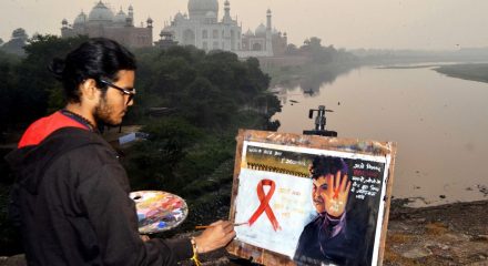 AGRA, NOV 30 (UNI):- A painter on AIDS Day giving message through painting to bring awareness in Saturday. UNI PHOTO-113U