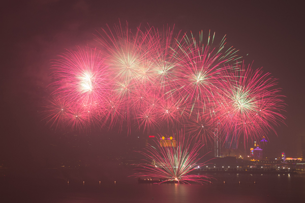 (191222) -- MACAO, Dec. 22, 2019 (Xinhua) -- Fireworks explode over the sky in south China's Macao, Dec. 22, 2019. Macao and its neighboring city Zhuhai jointly held a firework show to celebrate the 20th anniversary of Macao's return to the motherland on Sunday. (Xinhua/Cheong Kam Ka)