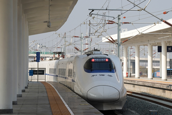 (191216) -- YANCHENG, Dec. 16, 2019 (Xinhua) -- The train D5672 leaves the Yancheng Railway Station in the city of Yancheng, east China's Jiangsu Province, Dec. 16, 2019. The Xuzhou-Yancheng rail line and Lianyungang-Huai'an rail line were put into service on Monday, linking major cities in northern Jiangsu with high-speed railway network. (Xinhua/Li Bo)