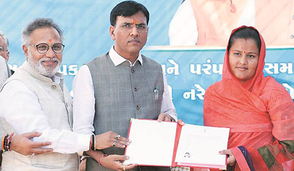 Union Minister gives citizenship papers to Pak refugees