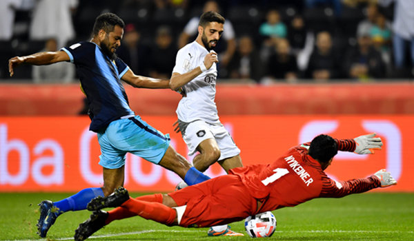 (191212) -- DOHA, Dec. 12, 2019 (Xinhua) -- Al Haydos (C) of Al-Sadd Sports Club vies for the ball with Emile Bearune (L) and Rocky Nyikeine (R) of Hienghene Sport during their FIFA Club World Cup Qatar 2019 first round match at the Jassim bin Hamad Stadium in Doha, capital of Qatar, Dec. 11, 2019. (Photo by Nikku/Xinhua)