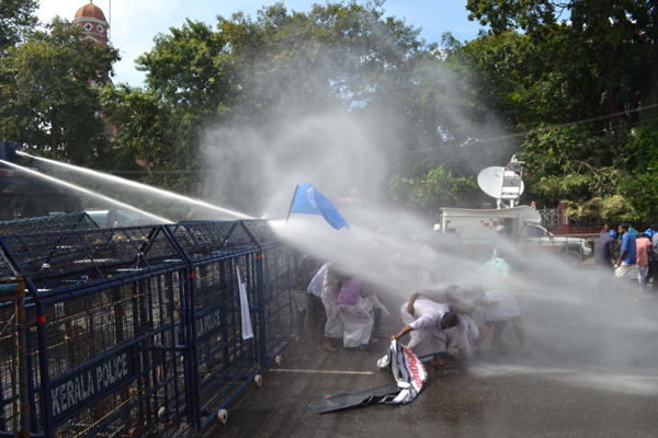 THIRUVANANTHAPURAM, DEC 4 (UNI) Police using water cannon to disperse Kerala Students Union (KSU) workers who were staging a march to Secretariat, in Thiruvananthapuram on Wednesday. UNI PHOTO-70U