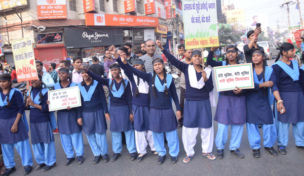 PATNA, DEC 3 (UNI):-Members of Women organisations, NGOs, Civil Society Groups and students raising slogns during a demonstration in protest against the brutal rape and murder of Dr. Priyanka Reddy in Hyderabad, in Patna on Tuesday.UNI PHOTO-64U