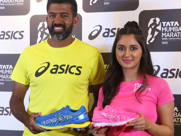 MUMBAI,DEC 05 (UNI) - Tennis Ace Rohan Bopanna with actor Nikita Dutta unveil the ASICS Limited Edition GEL-NIMBUS 22 and official race day t-shirt for the Tata Mumbai Marathon,in Mumbai on Thursday.UNI PHOTO-55U