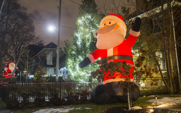 (191224) -- TORONTO, Dec. 24, 2019 (Xinhua) -- Giant inflatable Santa Clauses are seen during the Christmas season on Inglewood Drive in Toronto, Canada, Dec. 23, 2019. More than 60 inflatable 14-foot-high Santa Clauses stretched along Inglewood Drive during the holiday season. (Photo by Zou Zheng/Xinhua)