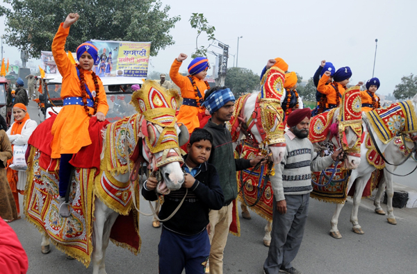 Amritsar: Sikh devotees participate in a religious procession organised to mark the martyrdom of 'Chotte Sahibzade' - the four sons of tenth Sikh Guru, Guru Gobind Singh who attained martyrdom at a very young age, in Amritsar on Dec 23, 2019. (Photo: IANS)