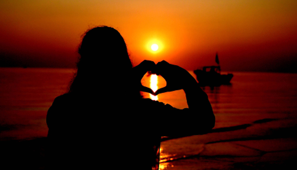 KUAKATA, Dec.3 (Xinhua) -- A woman is silhouetted at sunset while making a heart-shaped gesture at a beach of Kuakata in Bangladesh's Patuakhali district, some 204 km south of the capital Dhaka, Nov. 30, 2019. (Str/Xinhua/ UNI PHOTO-2F