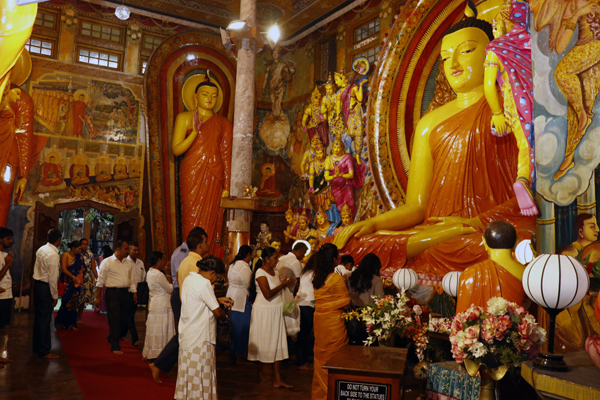 (200101) -- COLOMBO, Jan. 1, 2020 (Xinhua) -- Buddhist devotees pray to receive blessings for the New Year at Gangarama Temple in Colombo, Sri Lanka, Jan. 1, 2020. (Photo by Ajith Perera/Xinhua)