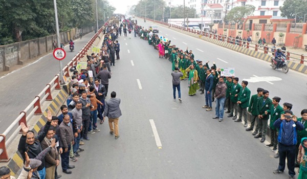 Anti-CAA protesters form human chain on R-Day in Kolkata