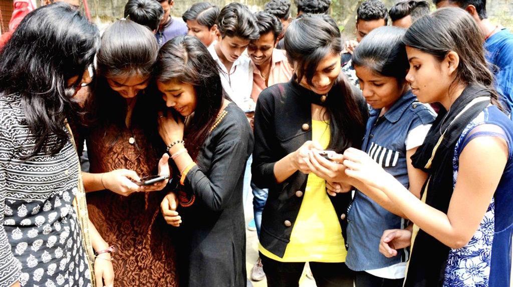 Over 50 cr Indians now use smartphones, 77% on Internet