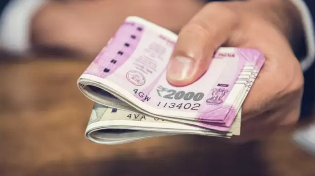 No decision to discontinue printing Rs 2,000 notes: Govt