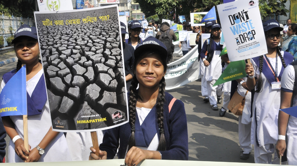 Kolkata: School students participate in "Save Environment, Save Earth" awareness rally, in Kolkata on Feb 9, 2020. (Photo: Kuntal Chakrabarty/IANS)