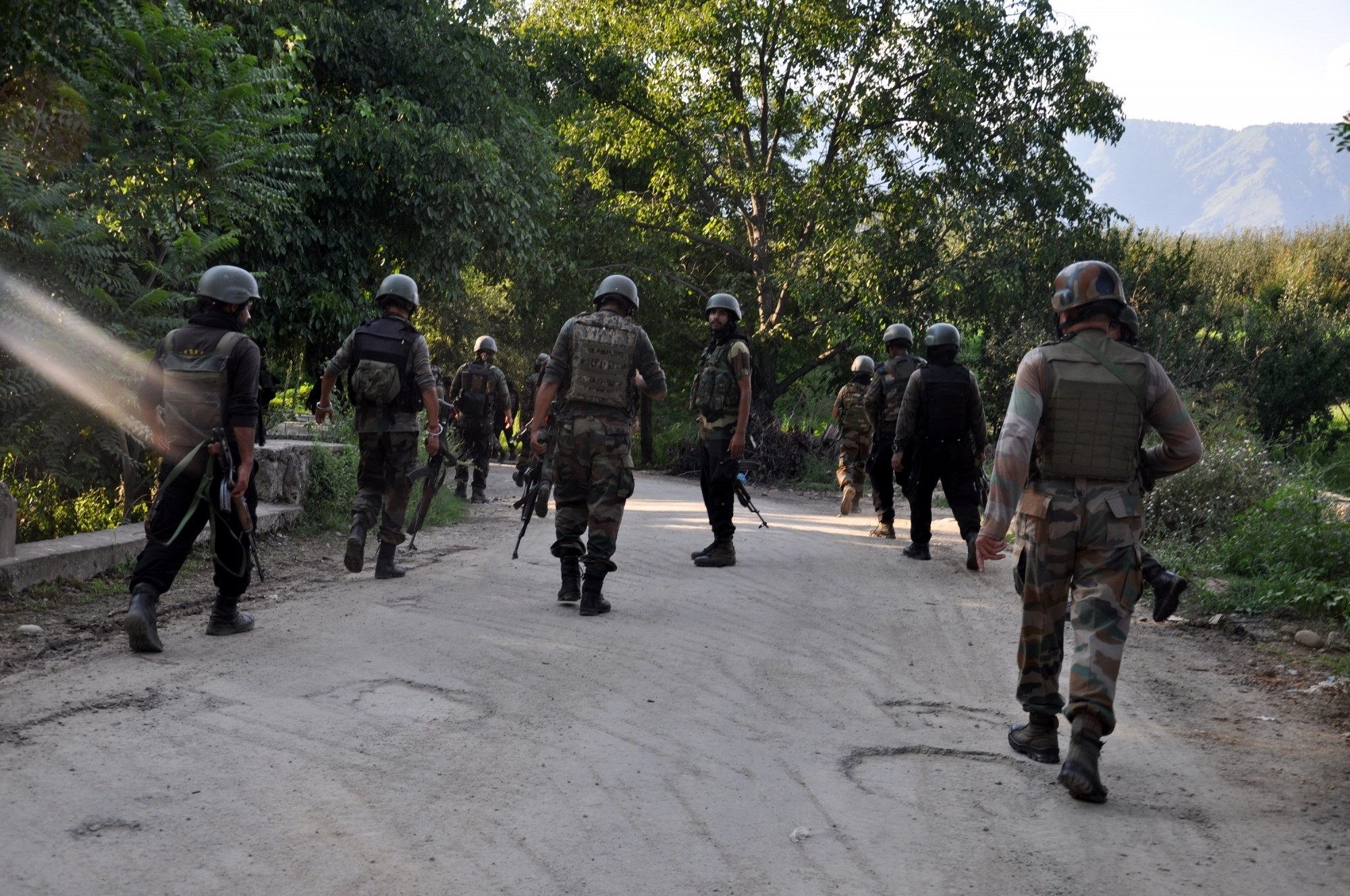Eight security personnel injured in Naxal attack