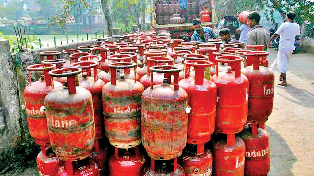 Low oil prices helps govt to end subsidy on cooking gas