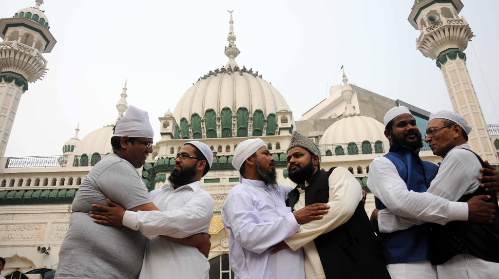 Prominent Muslim clerics advise no hugs, no handshakes this Eid