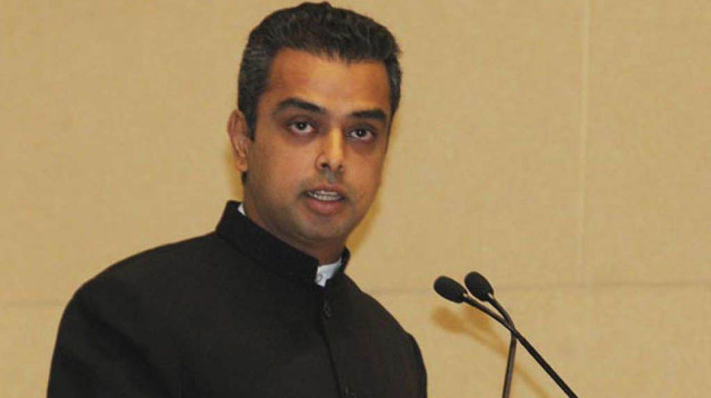 Milind Deora contradicts Rahul Gandhi on oil pricing demand