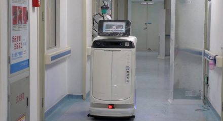 Robot delivers food, medicines in China hospitals