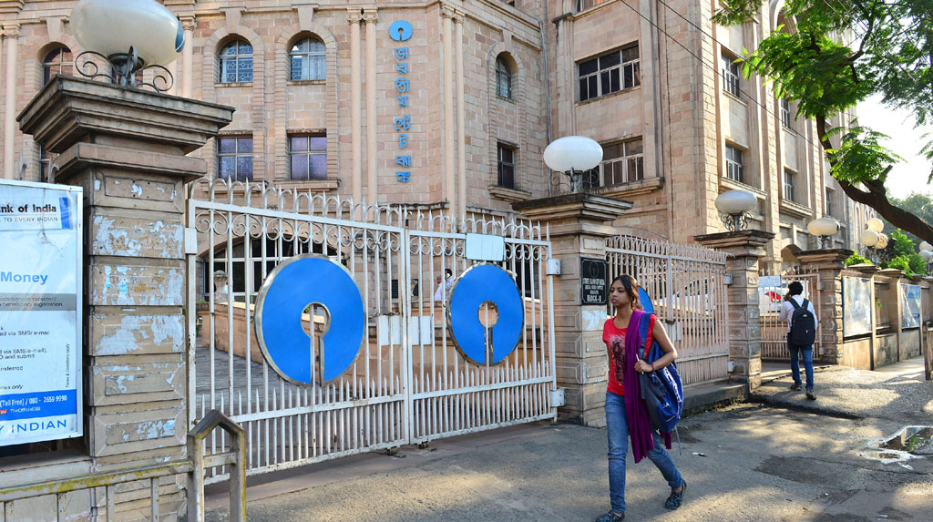 SBI waves off average monthly balance on all savings bank accounts