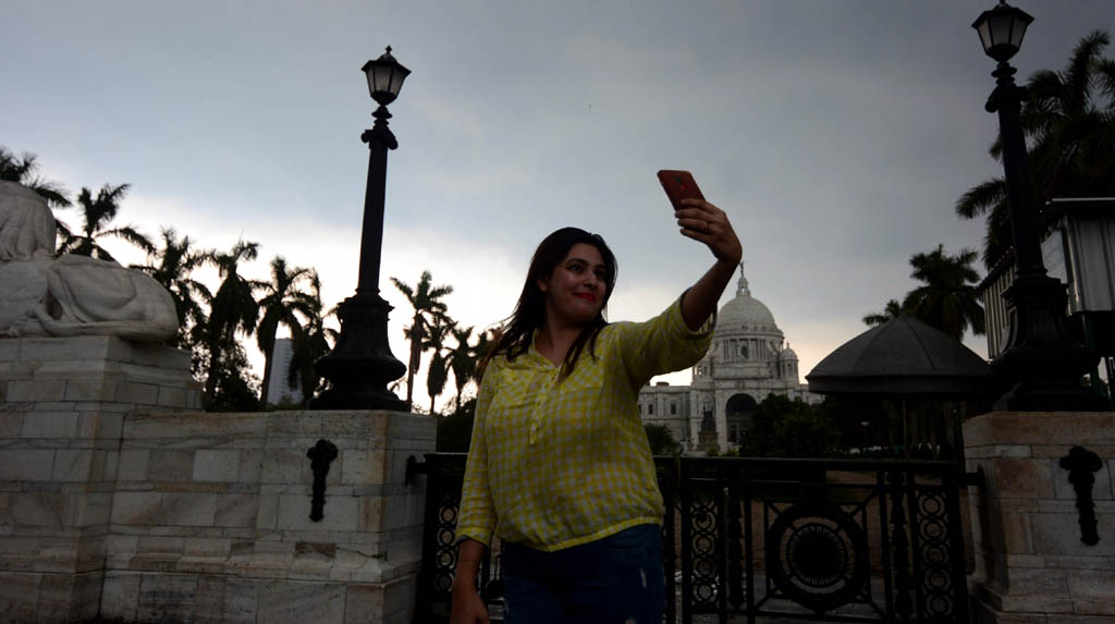 Amritsar: A woman clicks selfies in front of the Victoria Memorial on an overcast day in Kolkata on June 7, 2020. (Photo: Kuntal Chakrabarty/IANS)