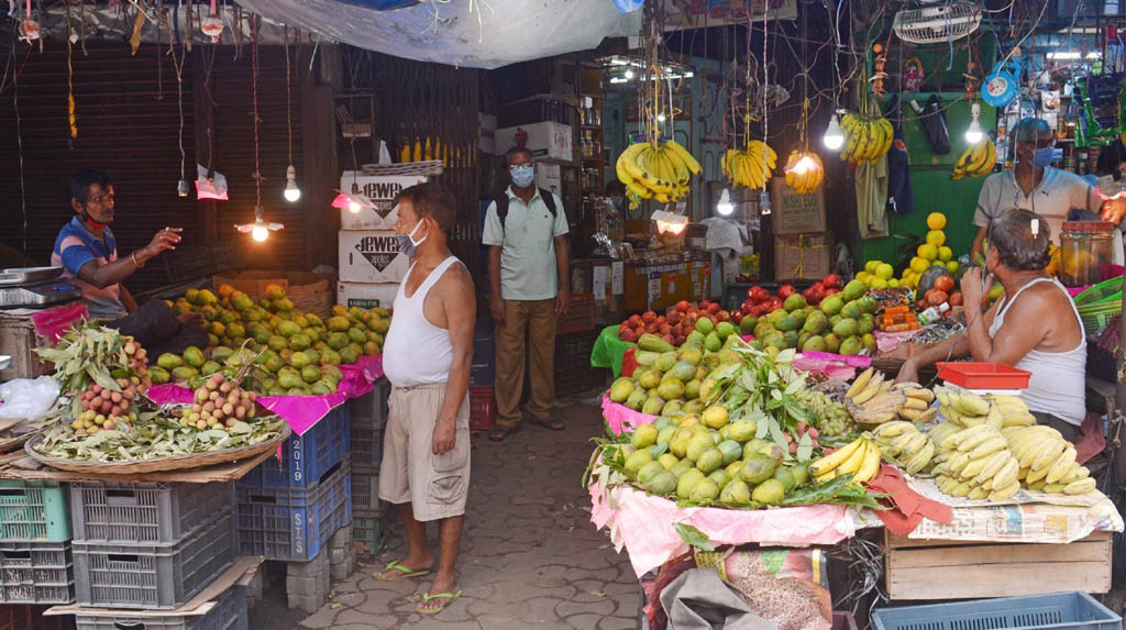 Kolkata: A fruit market reopens in Kolkata on the first day of the fifth phase of the nationwide lockdown imposed to mitigate the spread of coronavirus, on June 1, 2020. (Photo: Kuntal Chakrabarty/IANS)