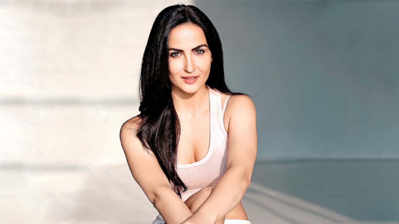 Elli AvrRam reveals her rules to play 'Hide & Seek'