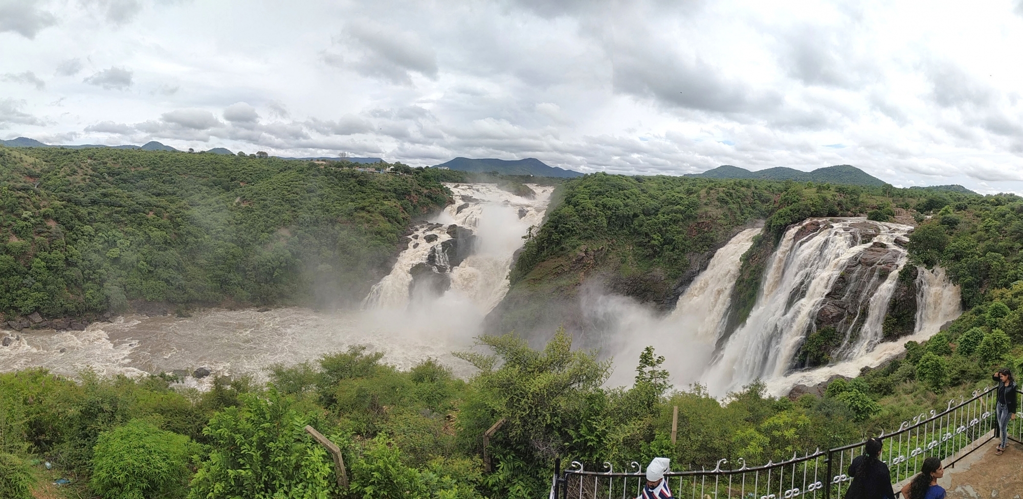 Bengaluru: The Gaganachukki Falls at Shivanasamudra near Bengaluru overflowing due to heavy discharge of water from upstream reservoirs Krishna Raja Sagar (KRS) and Kabini Reservoir, on Aug 7, 2020. (Photo: IANS)
