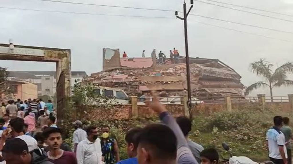 Raigad (Maharashtra): At least 15 persons were rescued while another 75 were still feared trapped in the rubble of a five-storeyed building that collapsed in Mahad town of this coastal district on Monday evening, police said. The residential building, situated in Kajalpura area, had around 45 flats where nearly 100 people lived. It collapsed around 7 pm, said an official posted at Raigad Superintendent of Police's office, some 170 km south of Mumbai. Rescue teams with specialised equipment were rushed to spot to look for survivors buried under the debris.