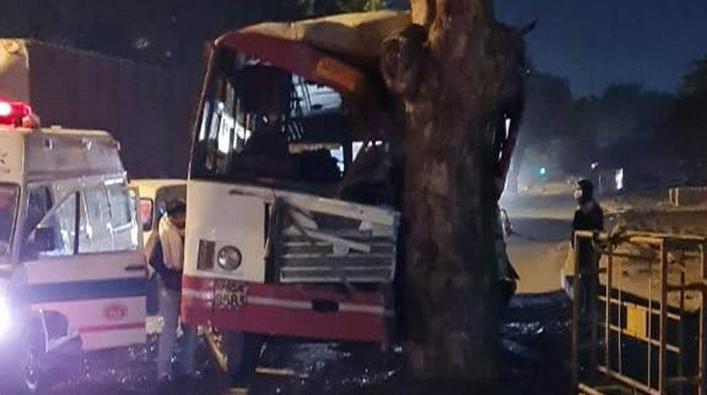 UP roadways bus collided with a tree in Delhi, 20 injured