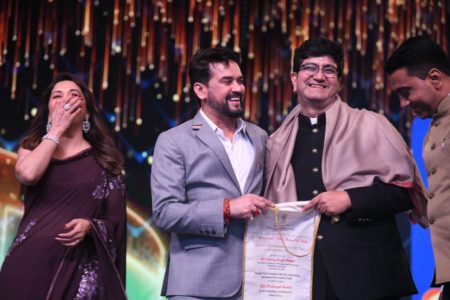 Lyricist Prasoon Joshi receives Indian Film Personality of the Year Award