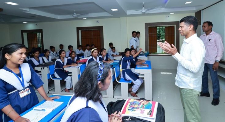 Pandian Visits Jagatsinghpur